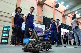 La Liga Nacional de Robótica es organizada por Reeduca Paraguay S.A. y presentada por ueno bank e itti.