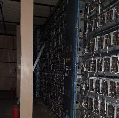 Foto de allanamiento en local de criptominería ilegal.