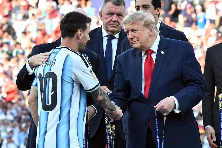 El delantero de Argentina Lionel Messi estrecha la mano con el presidente de los Estados Unidos Donald Trump durante la ceremonia de premiación del partido final del torneo de fútbol de la Copa del Mundo 2026 entre España y Argentina en el New York/New Jersey Stadium en East Rutherford.