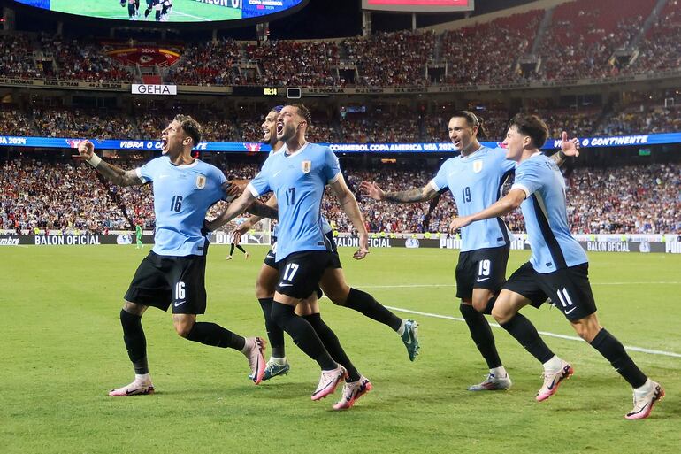 Los jugadores de Uruguay festejan un gol en el partido frente a Estados Unidos por la tercera fecha del Grupo C de la Copa América 2024 en el GEHA Field at Arrowhead Stadium, en Kansas City, Missouri.
