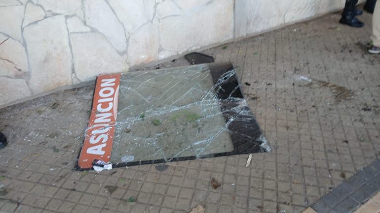 Un colectivo de la Línea 12 chocó contra un árbol en Asunción y unos 17 pasajeros terminaron heridos.