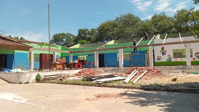 Escuela de San Lorenzo iniciará sus clases en medio de obras y escombros