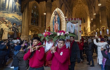 Mexicanos en Nueva York desafían el frío y al ICE para honrar a la Virgen de Guadalupe