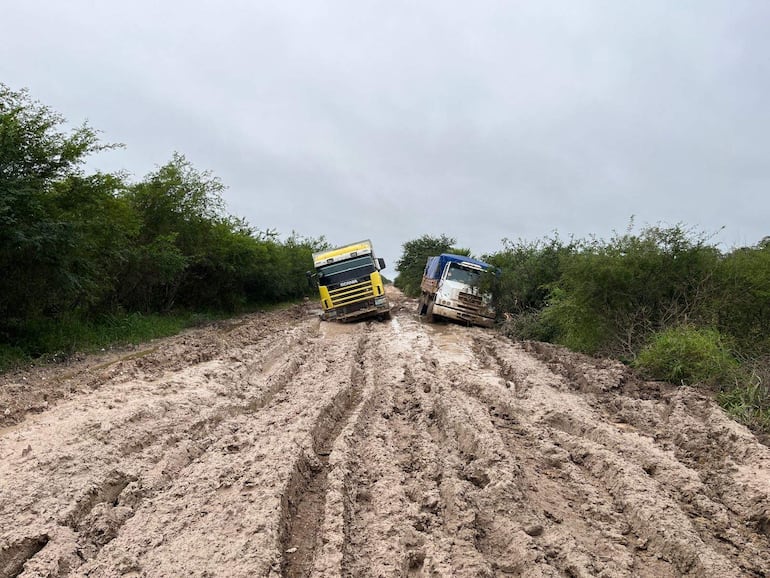 Dos camiones atrapados en el barro, camino que conduce a Puerto Casado
