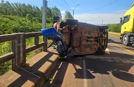 Uno de los vehículos involucrados en el percance quedó volcado en la ruta a raíz del impacto con los otros rodados
