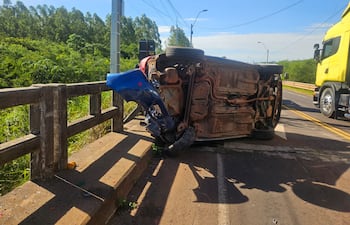 Uno de los vehículos involucrados en el percance quedó volcado en la ruta a raíz del impacto con los otros rodados