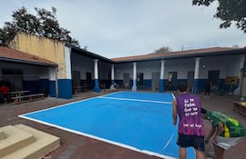 Voluntarios de "Levanta Escuelas" y alumnos hermosean el patio del Colegio Nacional José Gaspar Rodríguez de Francia.