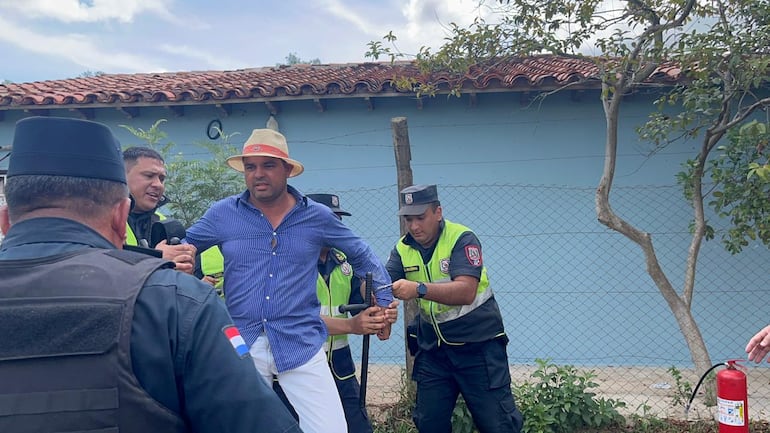 Varios policías reducen a un manifestante que quedó detenido junto a otros diez. 