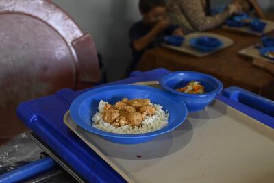Plato de comida servida este 28 de febrero en un colegio capitalino, en el marco del plan "Hambre cero". 