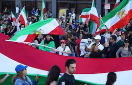 Personas participan en una manifestación bajo el lema "Irán Libre" en Los Ángeles, California.
