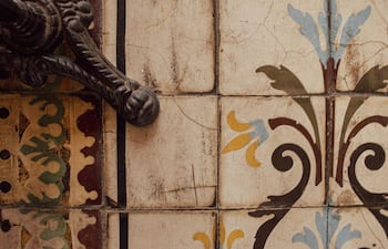 Superficie de baldosas con patrones decorativos en diversos colores, sin personas visibles en el ambiente del Ateneo Paraguayo.