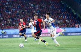 El volante ofensivo de Cerro Porteño, Mateo Klimowicz avanza con pelota dominada ante la persecución del zaguero de Nacional, Alexis Cañete.