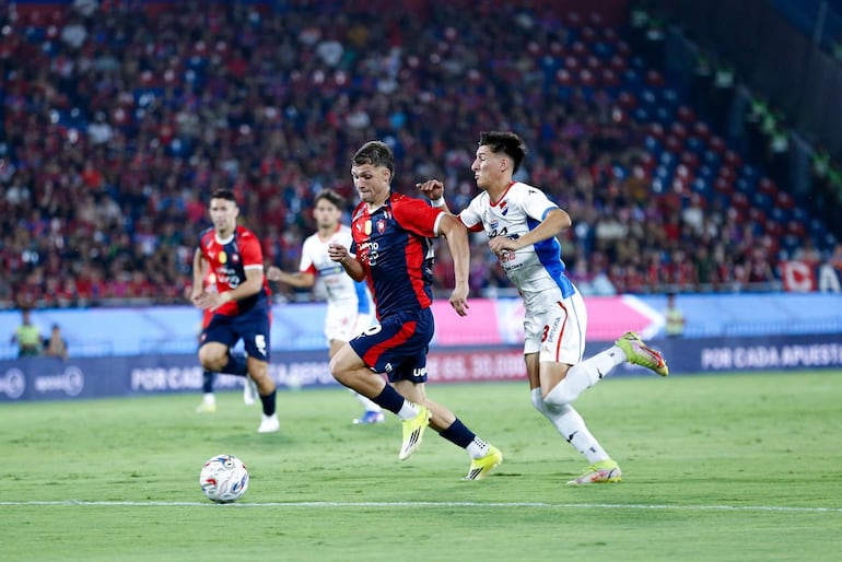 Mateo Klimowicz avanza con el balón.