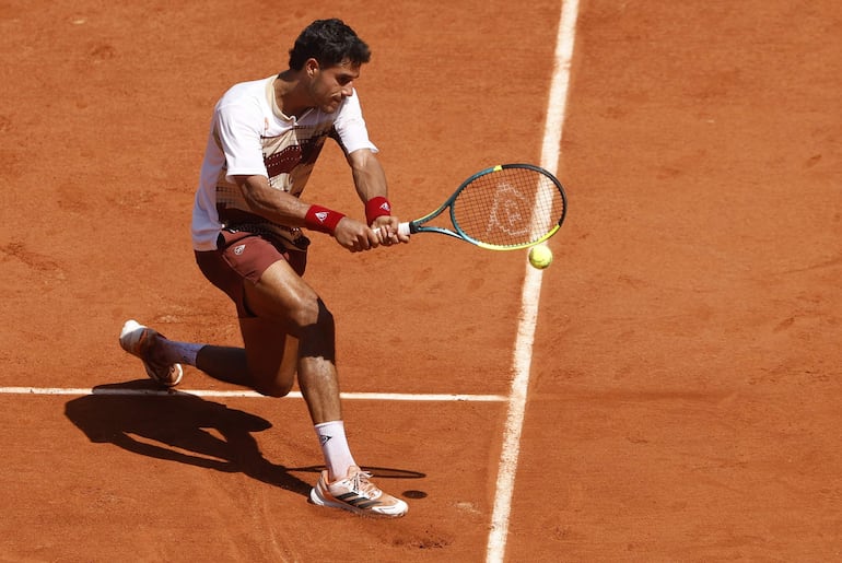 El tenista paraguayo Adolfo Daniel Vallejo en el partido frente a Moïse Kouamé por la segunda ronda del Roland Garros.
