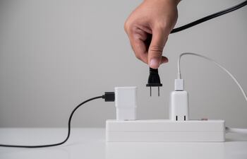 Zapatilla con enchufes y cargadores.