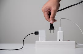 Zapatilla con enchufes y cargadores.