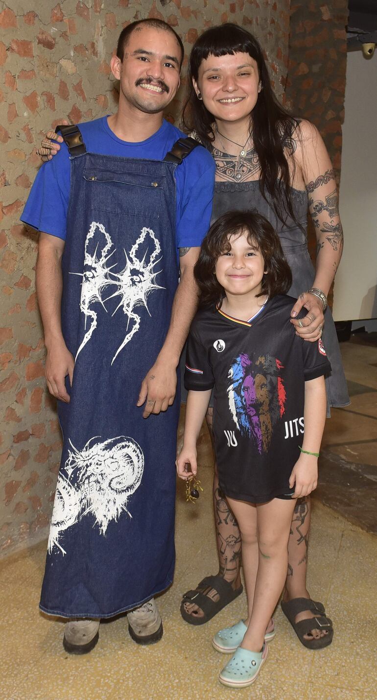 Nico Domínguez, NIna y Cecilia Avati.