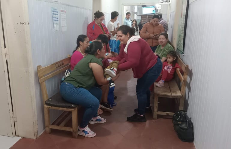 Un grupo  de pacientes esperan su turno para recibir atención en el hospital de Santaní