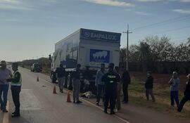 Intervención policial en la escena del accidente fatal.