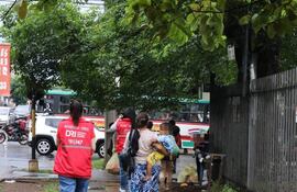Chalecos rojos del Ministerio de la Niñez y Adolescencia (MINNA) brindan atención en las calles.