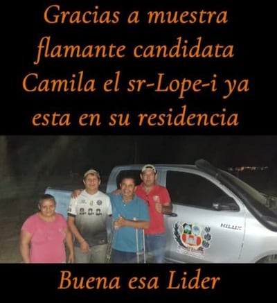 Cuatro personas sonriendo frente a una camioneta, con mujeres vestidas de manera casual y hombres en el centro, en un ambiente rural.