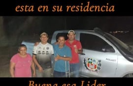 Cuatro personas sonriendo frente a una camioneta, con mujeres vestidas de manera casual y hombres en el centro, en un ambiente rural.