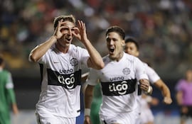 El argentino Juan Fernando Alfaro (i), futbolista de Olimpia, celebra un gol en el partido frente a Audax Italiano por la primera fecha de la fase de grupos de la Copa Sudamericana 2026 en el estadio Bicentenario La Florida, en Santiago, Chile.