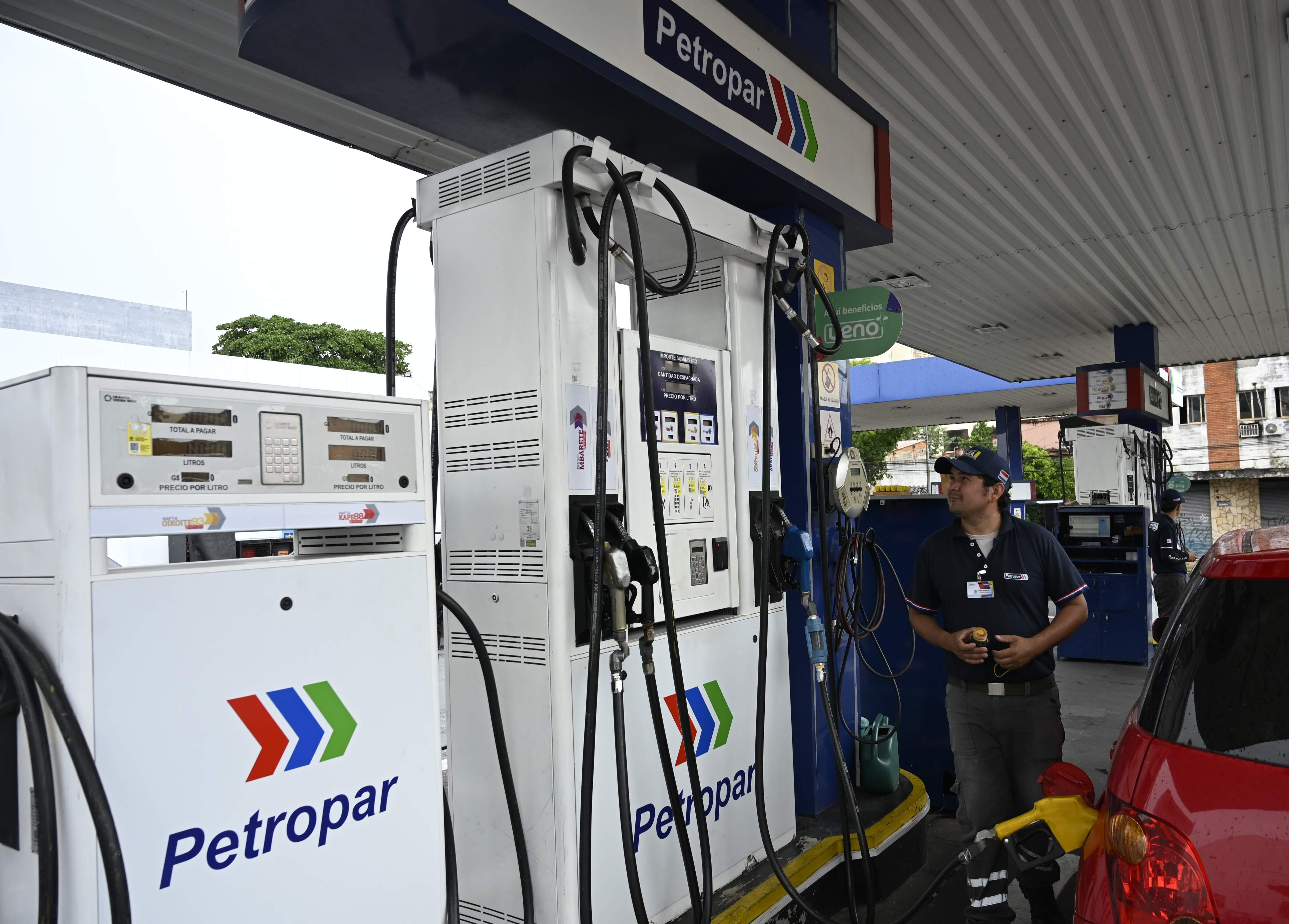 Descartan desabastecimiento de combustible pero persiste incertidumbre sobre precios