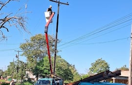 Funcionarios de la Administración Nacional de Electricidad realizan trabajos para mejorar el servicio.