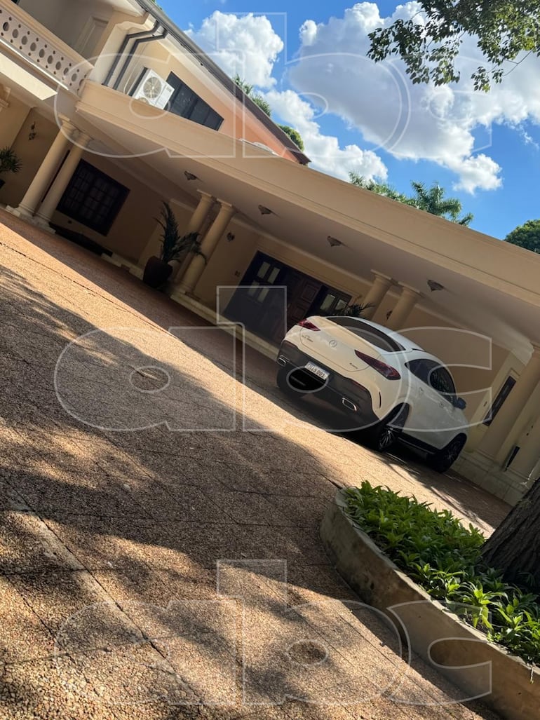 La camioneta de Miguel Cardona es vista estacionada en Mburuvicha Roga. El empresario es accionista de Comepar, la firma que provee alimentos para "Hambre cero", el millonario proyecto del gobierno.