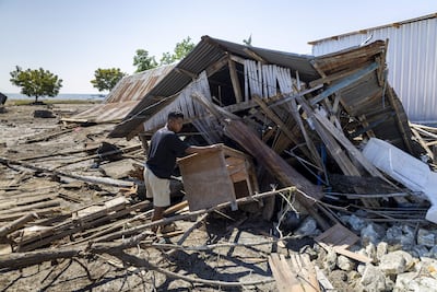 Un hombre inspecciona las ruinas de una casa colapsada por el terremoto.
