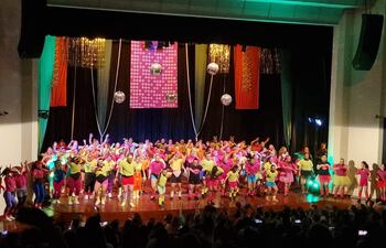 Más de un centenar de bailarinas y bailarines subirán al escenario del Teatro Municipal en la versión 2025 del Zumba Dance Festival.