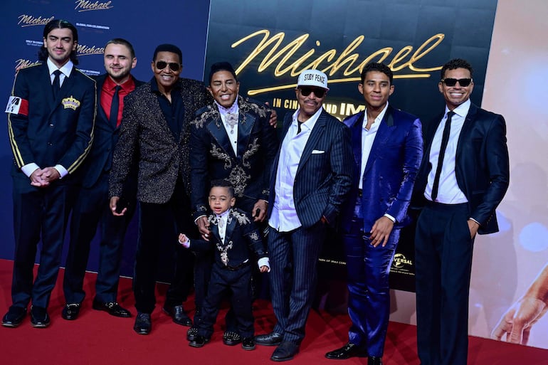 Miembros de la familia, entre ellos Bigi Jackson, Prince Jackson, Jackie Jackson,Jermaine Jackson y Marlon Jackson, posan para los fotógrafos a su llegada a la alfombra roja para el estreno mundial de la película biográfica de Michael Jackson en el Uber Eats Music Hall de Berlín. (John MACDOUGALL / AFP)