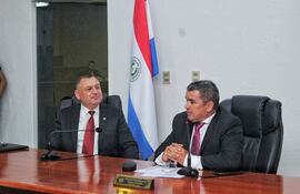 El gobernador de Ñeembucú, Víctor Hugo Fornerón (ANR), presentó hoy su informe de gestión del ejercicio fiscal 2023 ante el pleno de la Junta departamental. En la foto aparece junto con el presidente de la Junta Departamental, Ismael Almeida (ANR).