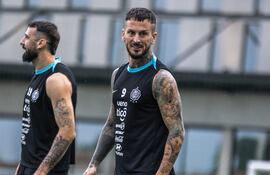El argentino Darío Benedetto, jugador de Olimpia, en el entrenamiento del plantel en la Villa Olimpia, en Fernando de la Mora, Paraguay.