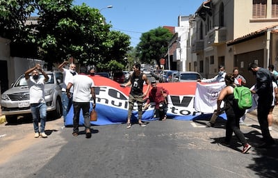 Dirigentes de organizaciones sociales se manifestaron frente al Ministerio de Urbanismo, este mediodía.