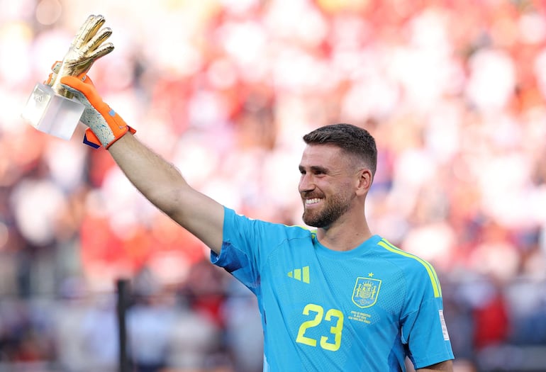 Unai Simón de España recibe el premio Guante de Oro luego del partido final de la Copa Mundial de la FIFA 2026 entre España y Argentina en el New York New Jersey Stadium.