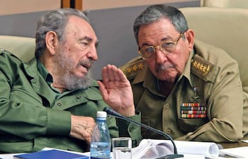El dictador cubano, Fidel Castro (murió en noviembre de 2016) junto a su hermano Raíl Castro, que lo sucedió después en la presidencia por dos años. (archivo)