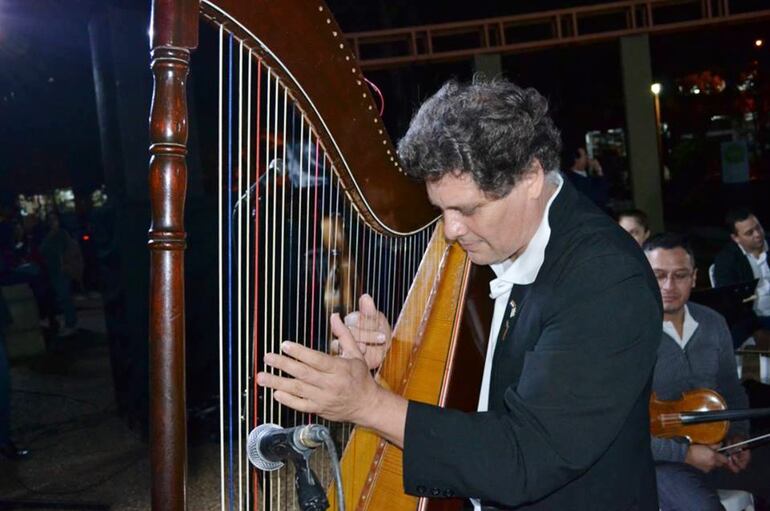 El arpista Marcos Lucena será uno de los solistas del concierto. El músico y compositor presentará además su obra “Polca tempranera”, como parte del repertorio del concierto ofrecido por la OSCA en los barrios de la capital.