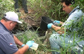 Funcionarios del INTN, tomando las muestras del desagüe de la Penitenciaria Regional de Misiones para posterior análisis.