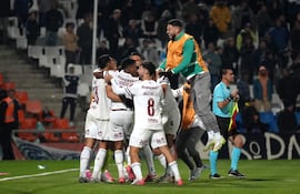 Jugadores de Fluminense celebran este martes, al finalizar un partido de los octavos de final de la Copa Libertadores entre Independiente Rivadavia y Fluminense en el estadio Malvinas Argentinas (Argentina).