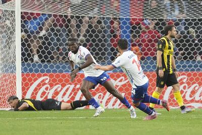 El nigeriano Christian Ebere (i) anotó el gol del triunfo para Nacional sobre Peñarol, en el partido de vuelta de la final en Uruguay.
