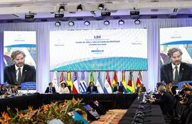 El canciller de Argentina, Santiago Cafiero, participa en una reunión ordinaria del Consejo Mercado Común (CMC) hoy, en el Parque Nacional Iguazú, en Puerto Iguazú (Argentina). Los cancilleres de los países del Mercosur iniciaron este lunes una sesión de deliberaciones, en la antesala de la cumbre semestral del bloque, que se celebrará este martes en la ciudad argentina de Puerto Iguazú.EFE/ Juan Ignacio Roncoroni