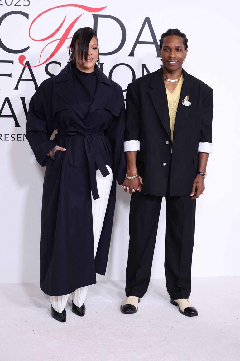 Rihanna y A$AP Rocky a su llegada a los premios de la moda CFDA (Consejo de Diseñadores de Moda de América) en el Museo Americano de Historia Natural de Nueva York. (CHARLY TRIBALLEAU / AFP)