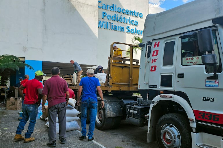 Alimentos donados por México llegan al hospital "William Soler" de Cuba.