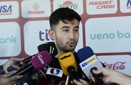 Mathías Villasanti, futbolista de la selección de Paraguay, habla con los medios en la previa del entrenamiento de este martes 11 de noviembre en el Centro de Alto Rendimiento, en Ypané, Paraguay.