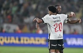 Los jugadores de Vasco da Gama celebran un gol en el partido frente a Fluminense en la revancha de los octavos de final de la Copa de Brasil 2026 en el estadio Maracaná, en Río de Janeiro, Brasil.