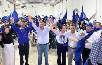 El senador Ever Villalba, candidato a presidente del PLRA junto al intendente Ronald Acevedo, quien buscará ser reelecto en las próximas elecciones municipales. Anoche en un acto en Pedro Juan Caballero.