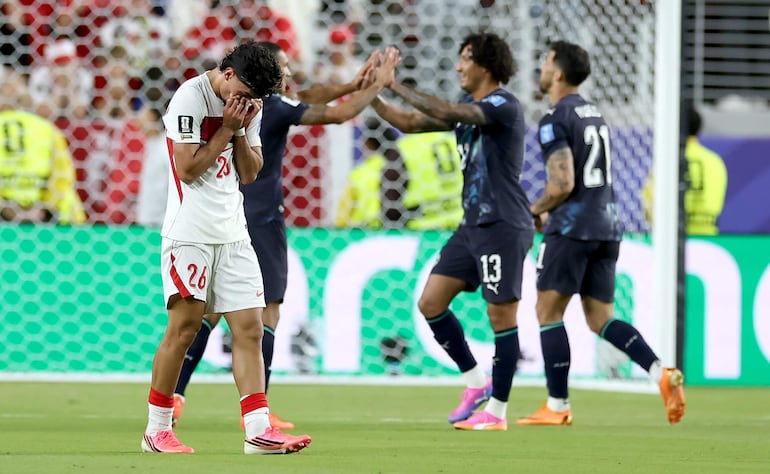 Can Uzun de Turquía reacciona mientras los jugadores de Paraguay celebran tras el partido de la fase de grupos de la Copa Mundial de la FIFA 2026 entre Turquía y Paraguay, en San Francisco, EE. UU.