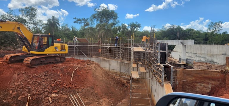 vdb Un enorme puente construido en limite entre Raúl A. Oviedo y Tembiaporâ.
